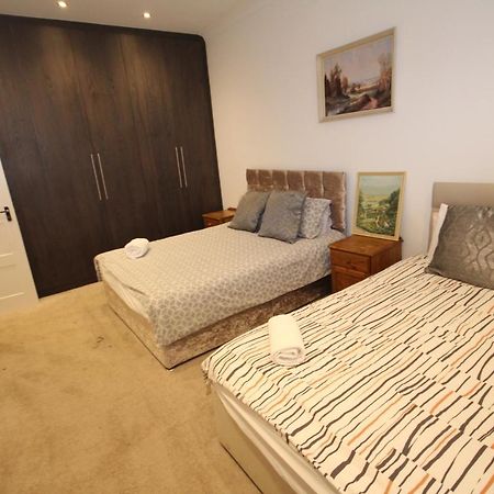Great West Road Apartments Flat C Londra Dış mekan fotoğraf