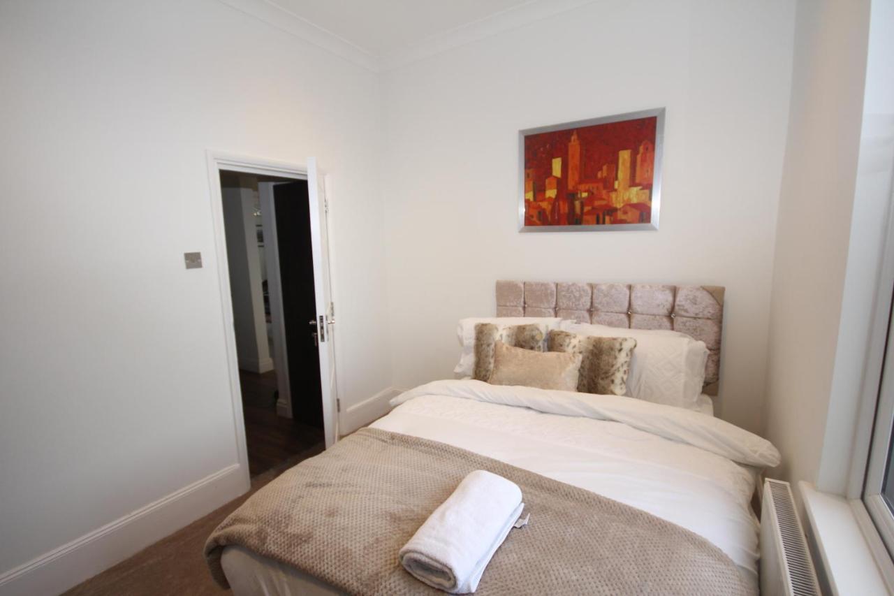 Great West Road Apartments Flat C Londra Dış mekan fotoğraf