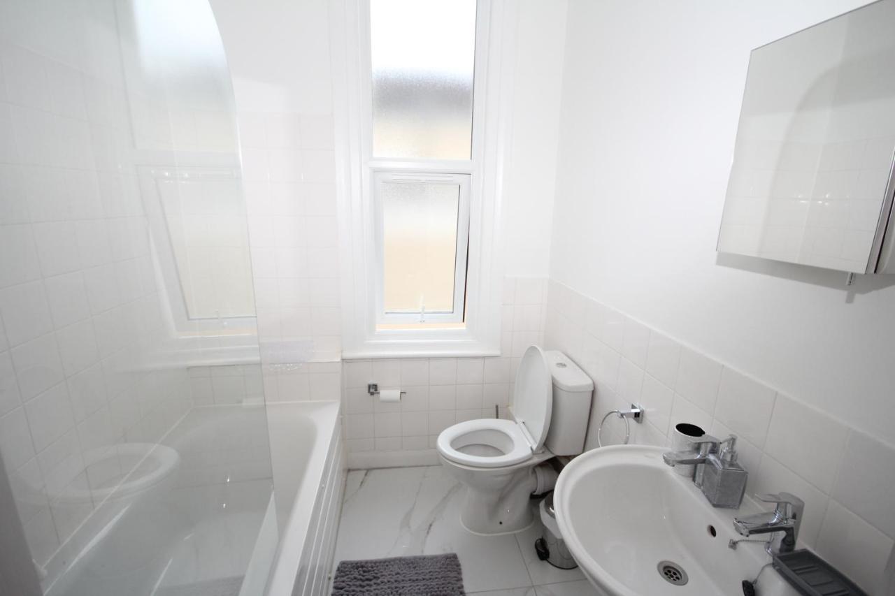 Great West Road Apartments Flat C Londra Dış mekan fotoğraf